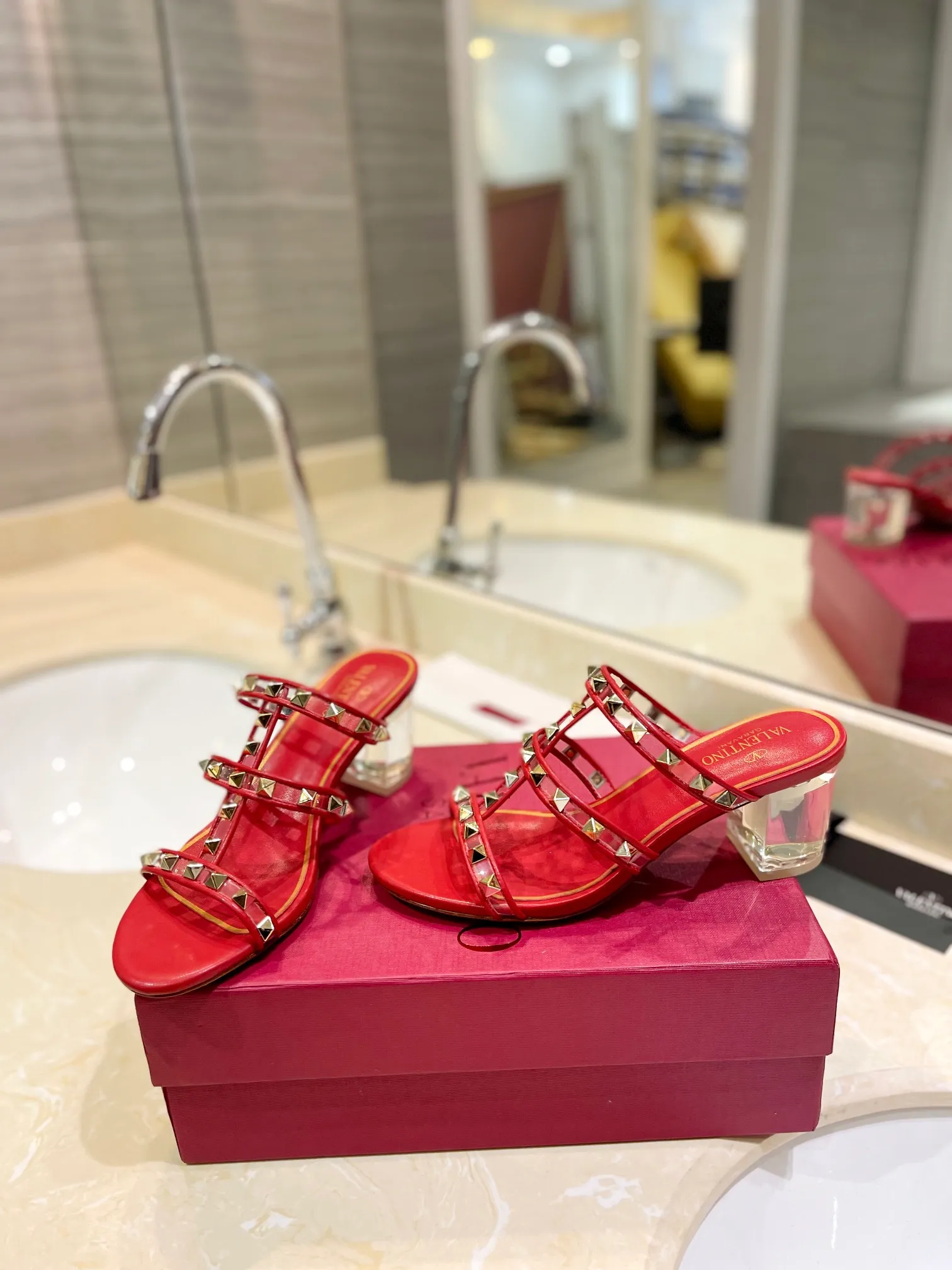 👟👟Ex-factory price 500👟👟 𝑉𝐴𝐿𝐸𝑁𝑇𝐼𝑁𝑂 Valentino ♡ͥ | ²º²⁴💫Purchasing agent level🔍Same color The classic king-shaped slippers with crystal heels are also so beautiful The particularly high-quality hardware brings out a full sense of high-end. After putting it on your feet, you will be stunned and look super slim! The new season lives up to expectations! Worth buying ★Imported cowhide is absolutely high-grade ❥Original method is absolutely sensual ❥Elegant style creates a different feeling🙈 Simple temperament style!  ♡ show bdetails ———————————— ⊿▸: Size｜35-40 (customized at 40.41.42) ⊿▸: Material｜Imported sheepskin + Pvc ⊿▸: Material | Padded sheepskin ⊿▸: Material | Italian🇮🇹 genuine leather outsole ⊿▸: Heel height｜6cm